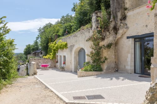 Façade des gites le 1875 et le Val de Loire aux  Gîtes troglodytiques de la Rochère à Noizay 