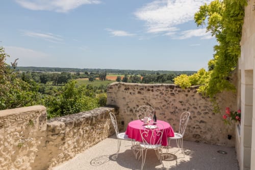 Terrasse du 1875 aux Gîtes troglodytiques de Noizay, France, vue sur la vallée de la Loire