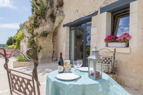 Terrasse aux Gîtes troglodytiques de la Rochère, gîte le Val de Loire 