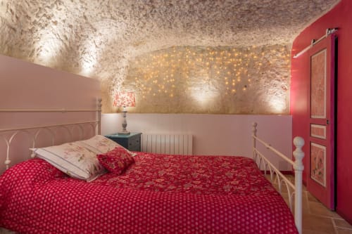 Coin chambre de gîte troglodytique le Val de Loire à Noizay 