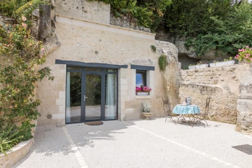 Façade et terrasse du gîte troglodytique le Val de Loire aux Gîtes de la Rochère à Noizay 