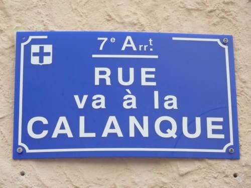 Panneau de rue bleu français « Rue va à la Calanque » dans le 7e arrondissement de Marseille