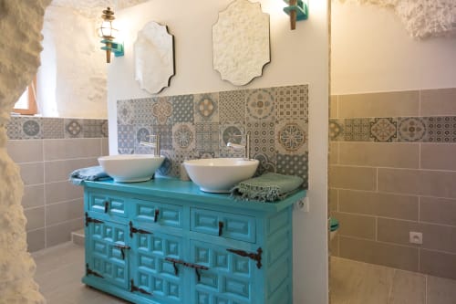 Salle de douche du gîte le Vigneron avec double vasque et WC aux Gîtes troglodytiques de la Rochère