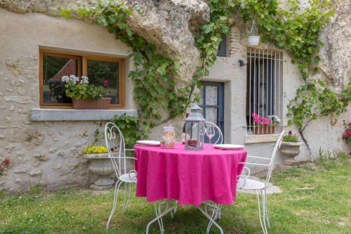 Façade et jardinet du gîte le Vigneron aux Gîtes troglodytiques de la Rochère à Noizay, France