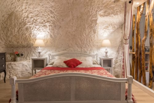 Coin chambre du Vigneron aux Gîtes troglodytiques de Noizay, France