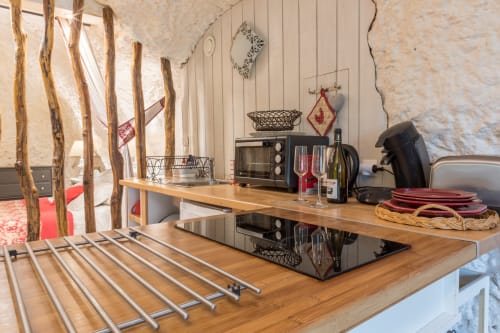 Petite cuisine rustique du gîte Le Vigneron aux Gîtes troglodytiques de la Rochère à Noizay, proche Amboise