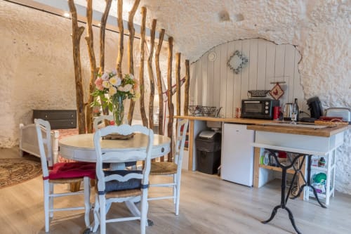 Coin salle à manger et cuisine du Vigneron  aux Gîtes troglodytiques de la Rochère
