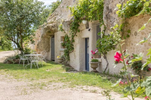 Façade et petit jardin du gîte le Vigneron aux Gîtes de la Rochère