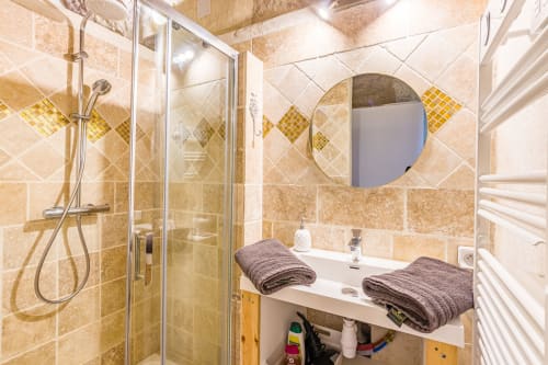 Salle de douche du gîte Le 161 aux Gîtes troglodytiques de la Rochère à Noizay