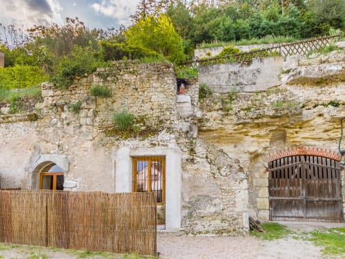 Façade de gîte troglodytique le 161, aux Gîtes de la Rochère à Noizay, France