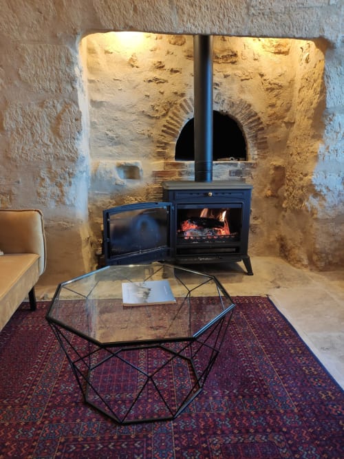 Salon avec poêle du gîte troglodytique le 161 aux gîtes troglodytiques de La Rochère à Noizay