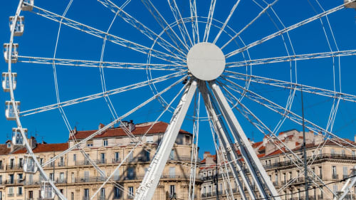 Grande roue avec vue sur Marseille et ses bâtiments historiques depuis La Luna BnB, Marseille, France
