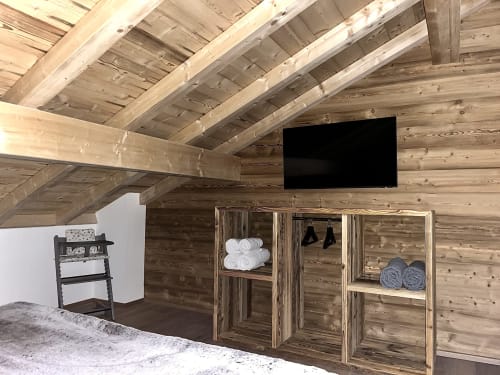 Chambre 2 avec dressing et TV écran plat
