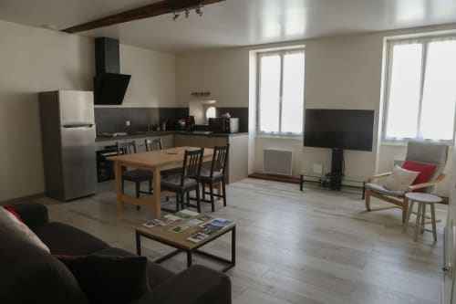 Appartement ouvert à Chablis Appart avec cuisine, salle à manger, salon et téléviseur à écran plat à Chablis, France
