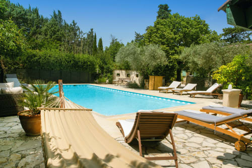 Espace piscine avec transats et hamac au Mas des Olivades, villa à Pernes-les-Fontaines, en Provence, France.