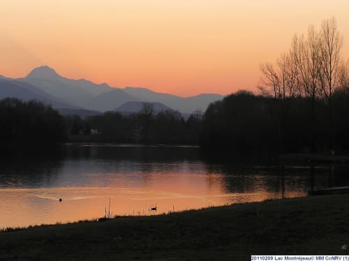 Couché de soleil sur le lac de Montréjeau et sur les Pyrénées 