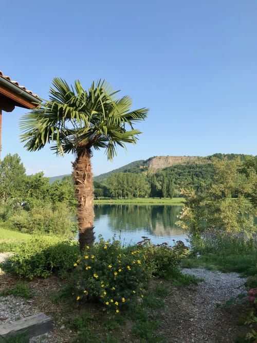 Vue sur le lac de Montréjeau et les Pyrénées depuis la terrasse d'un Chalet de l'hôtel : Les Chalets de Montréjeau