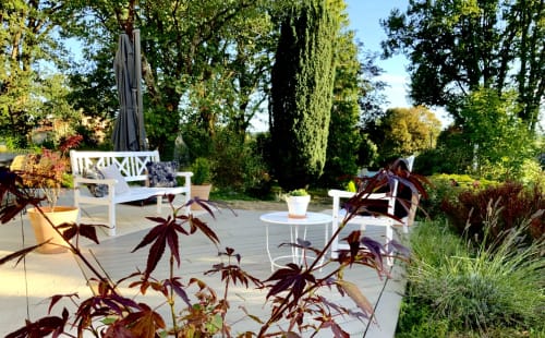 Maison d’hôtes Les 15 Chênes, près du Puy du Fou, en Vendée, entourée d’un jardin verdoyant et arboré, idéale pour se détendre. Terrasse ensoleillée