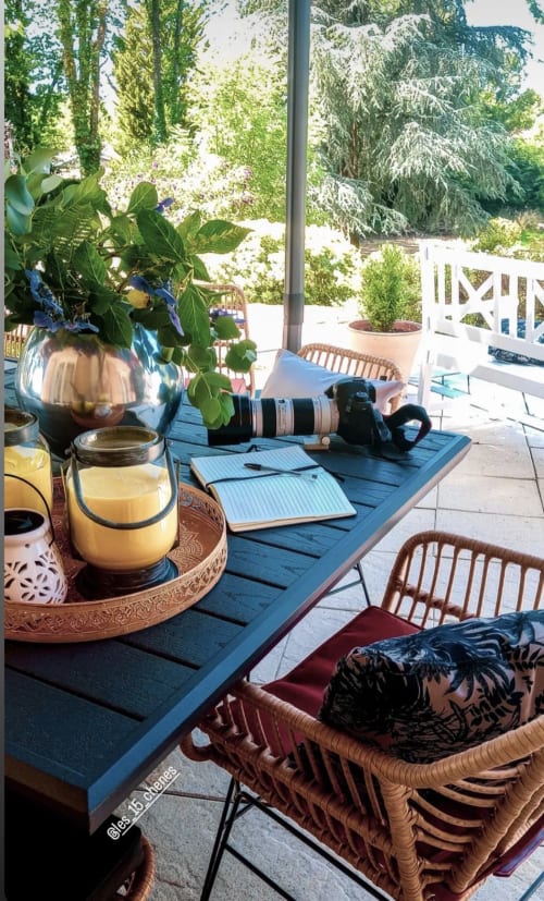 Chambres d’hôtes Les 15 Chênes près du Puy du Fou, calmes et reposantes, avec terrasse ombragée pour votre séjour.