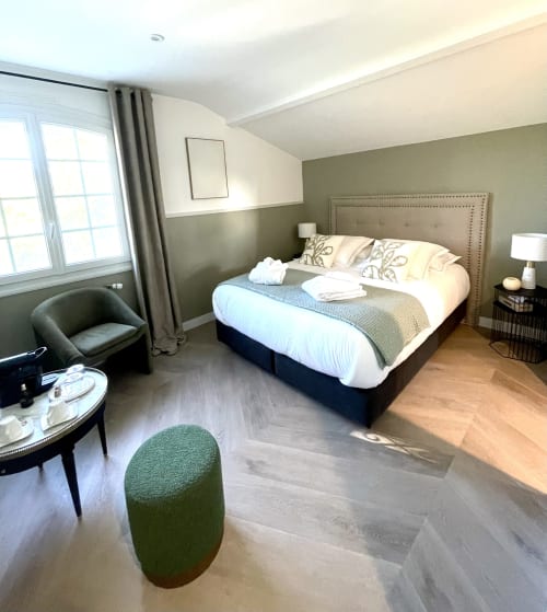 Chambres d’hôtes près du Puy du Fou, chambre double avec lit king-size et vue sur piscine chauffée, séjour calme.