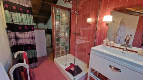 domaine-de-millox_vue-salle-de-douche_chambre-amarante
