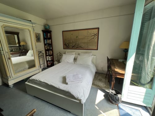 La chambre Gaspard à la Maison 1850 Paris : lit queen-size, vue sur jardin, draps blancs, accès terrasse et mobilier classique