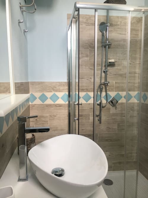Bagno moderno nella Gray Room di Agriturismo Il Pomo d'oro con lavabo a bacile bianco, doccia walk-in e finiture in legno-ceramica