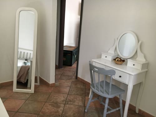 Camera da letto in agriturismo con specchio da trucco, specchio a terra e pavimentazione in piastrelle