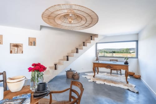 salon avec vue sur les vignes- salon de détente-homeworking - télétravail -béton ciré rénovation  d une grange 