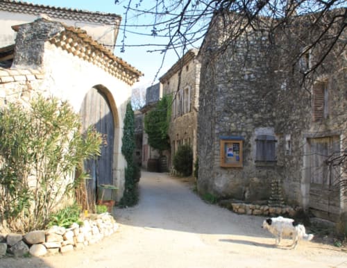 Le hameau de Platet dépendant de Mirmande accessible à pied depuis les Vergers de la Bouligaire