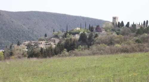 Mirmande et son église Ste Foy accessible à pied en moins de 5 min des Vergers de la Bouligaire