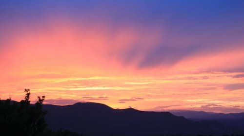 Coucher du soleil sur l'Ardèche depuis les Vergers de la Bouligaire hébergements saisonniers
