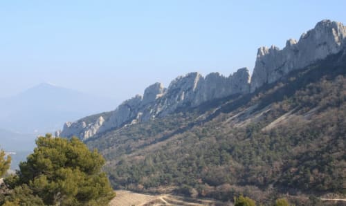 Les dentelles de Montmirail et derrière le Mont Ventoux