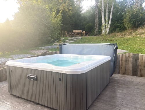 Jardin arboré et  jaccuzi, coin repas et son brasero