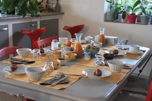 Petits déjeuners copieux pour les hôtes des chambres aux Vergers de la Bouligaire