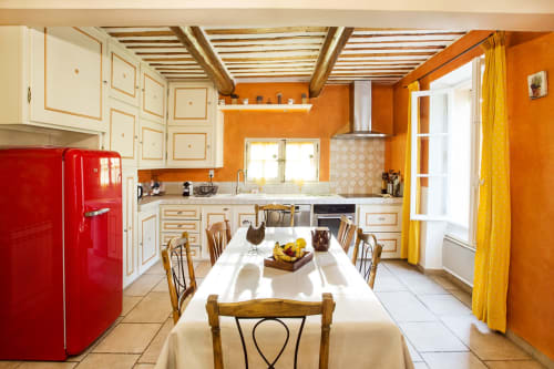 grande cuisine aux murs oranges oranges toute équipée au mas des olivades à pernes les fontaines en provence