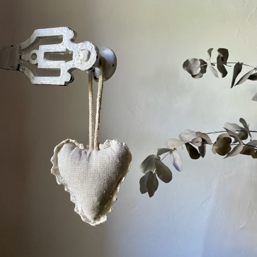 gros plan sur décoration en forme de coeur à l'intérieur du mas des olivades