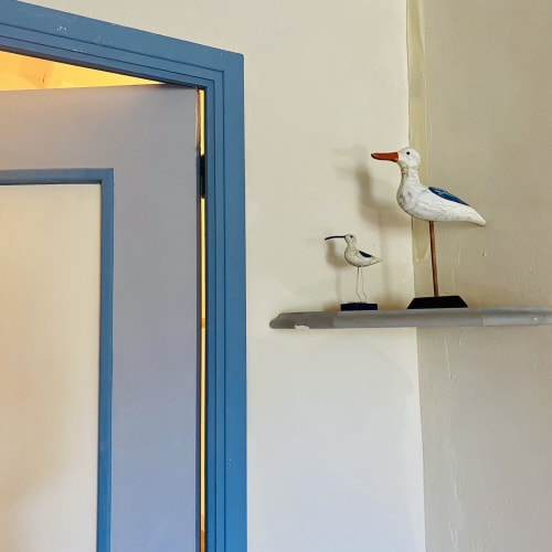 décoration en forme d'oiseaux sur étagère à l'intérieur du mas des olivades en provence au sud de la france