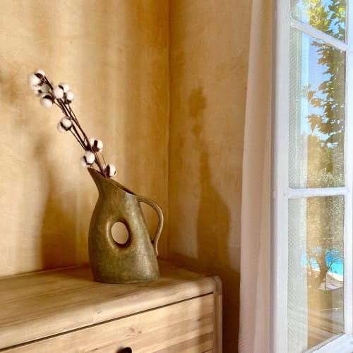 décoration pot de fleur sur meuble en bois à l'intérieur du mas des olivades en provence