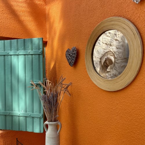 miroir et décoration lavande sur mur orange du mas des olivades en provence au sud de la france