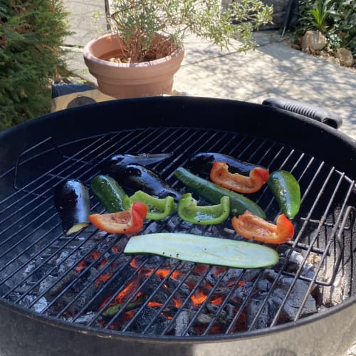légumes sur le barbecue au bord de la piscine du mas des olivades