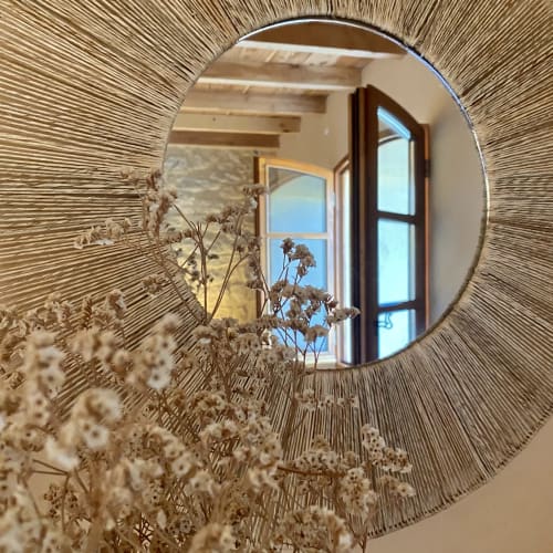 miroir décoratif sur un mur