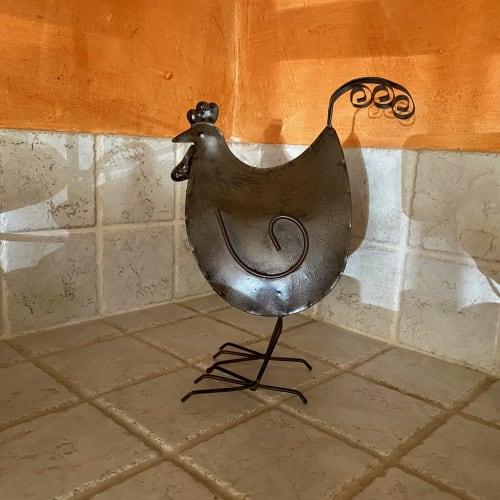 décoration métallique illustrant une poule