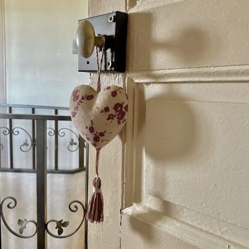 décoration fleurie sur la poignée d'une porte