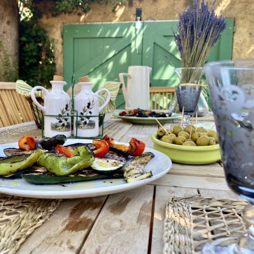 table de terrasse avec des légumes au mas des olivades