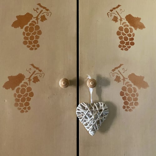 décoration en forme de coeur et motifs de raisin sur un placard