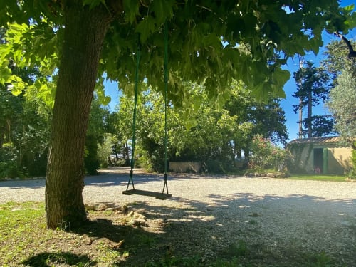 balançoire sur un arbre devant le mas