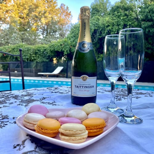 champagne et macarons au bord de la piscine