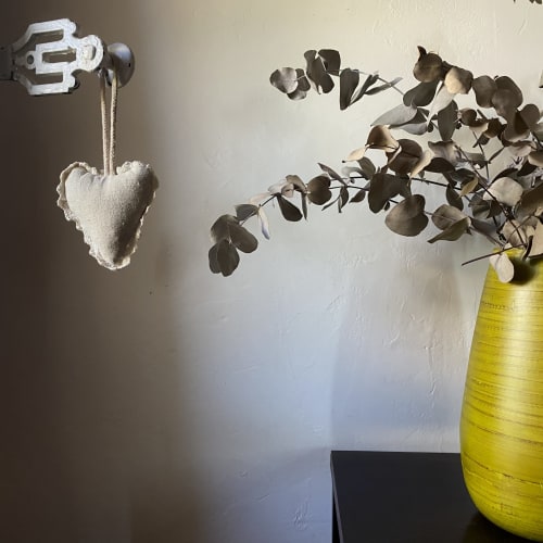 décoration sur une étagère du mas