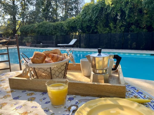 petit déjeuner traditionnel croissants et café au bord de la piscine